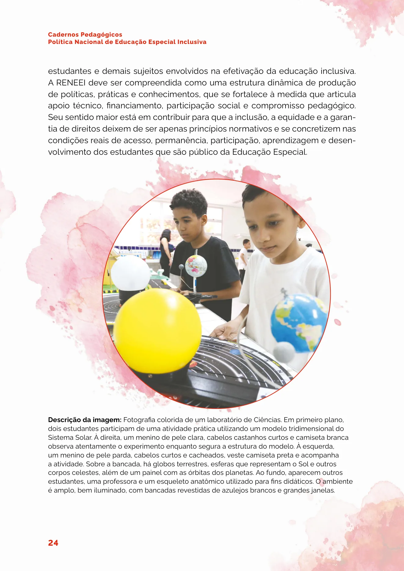 Fotografia de dois meninos em um laboratório de Ciências manuseando um modelo tridimensional do Sistema Solar