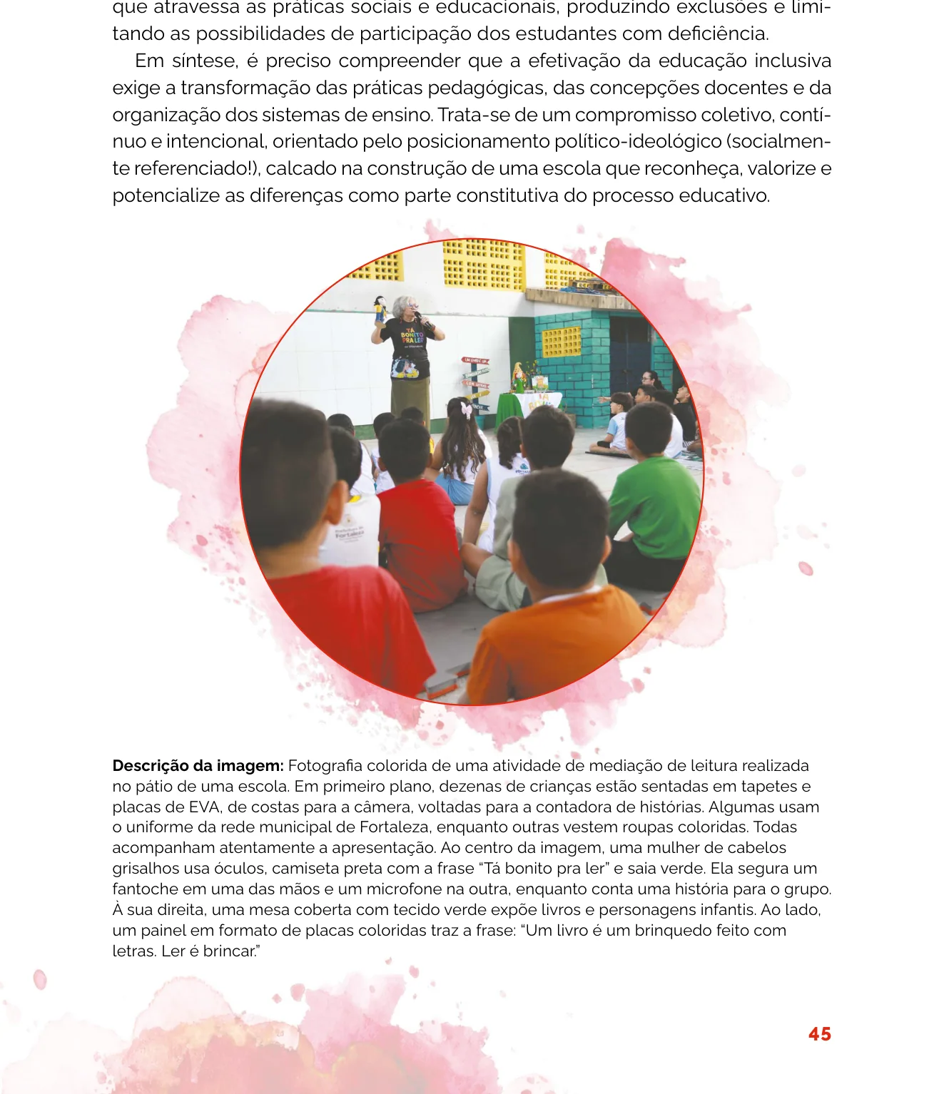 Fotografia de crianças sentadas em roda no pátio de uma escola durante atividade de mediação de leitura conduzida por uma contadora de histórias
