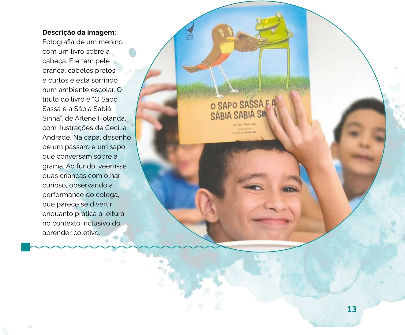 Fotografia de um menino sorridente com um livro sobre a cabeça em ambiente escolar