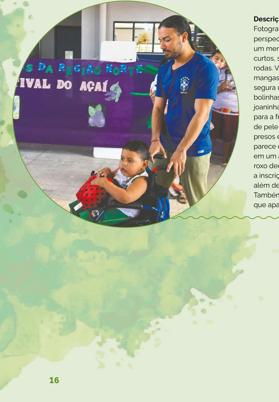 Fotografia de um jovem empurrando a cadeira de rodas de um menino, em um festival escolar com painel do Festival do Açaí ao fundo