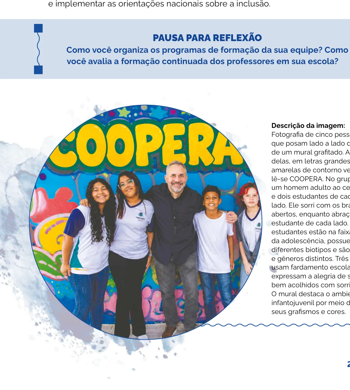 Fotografia de cinco pessoas abraçadas diante de um mural grafitado com a palavra COOPERA