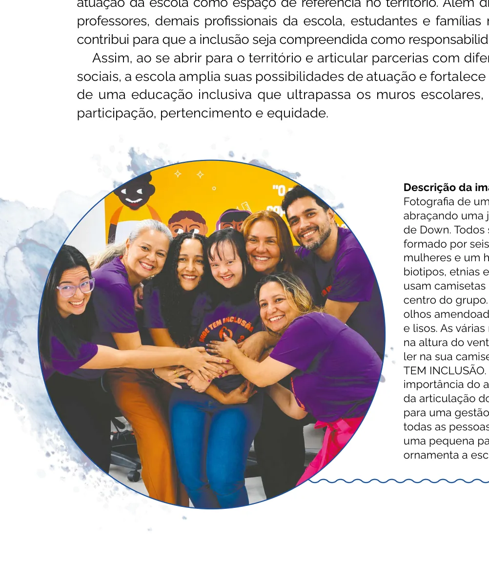 Fotografia de um grupo de profissionais abraçando uma jovem com síndrome de Down, todos sorrindo