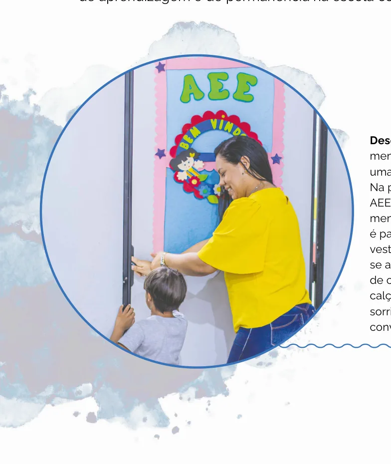 Fotografia de um menino de costas e sua professora entrando em uma sala de recursos multifuncionais, com a sigla AEE e a mensagem Bem-vindo na porta