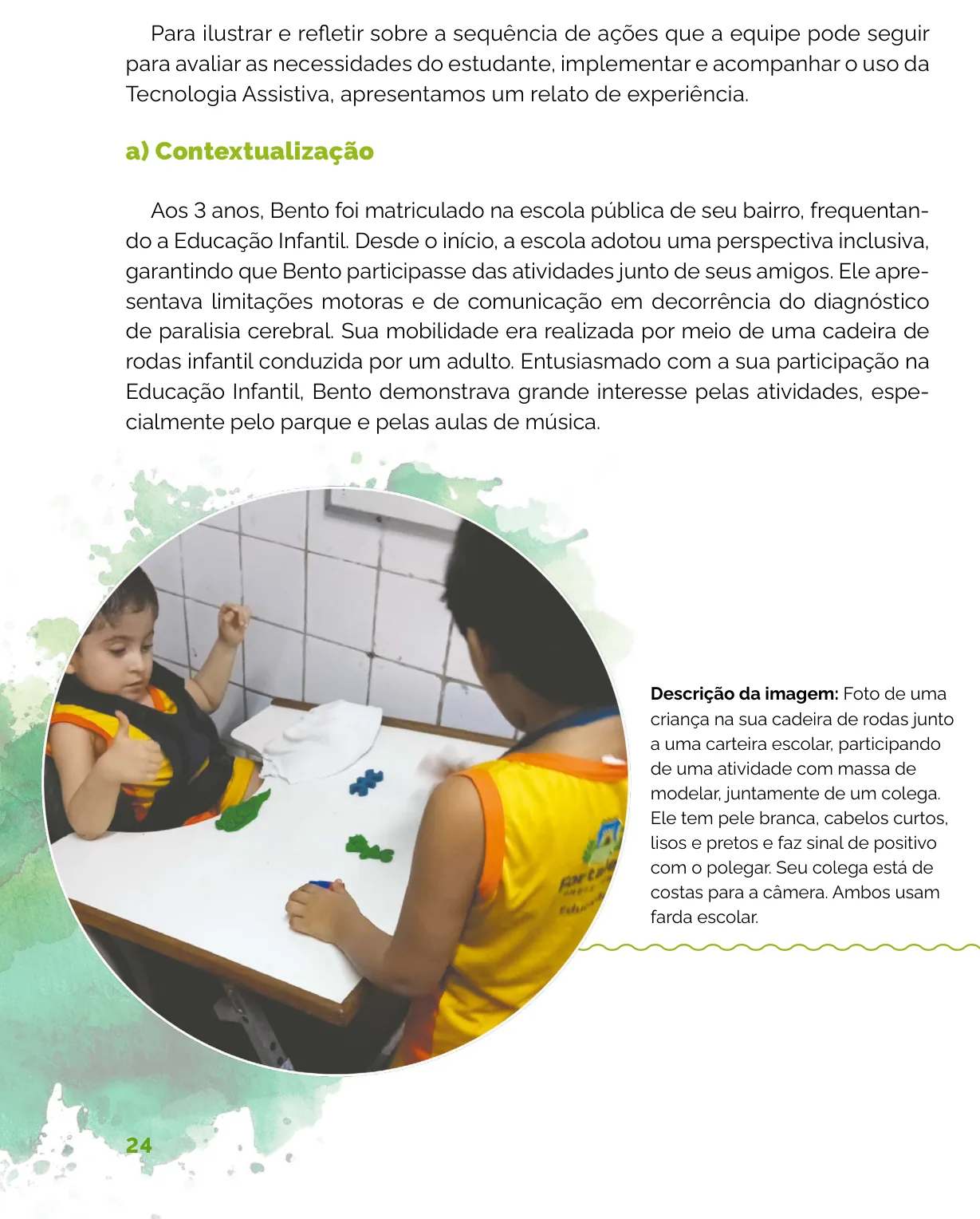 Fotografia de uma criança em cadeira de rodas junto a uma carteira escolar, participando de uma atividade com massa de modelar com um colega