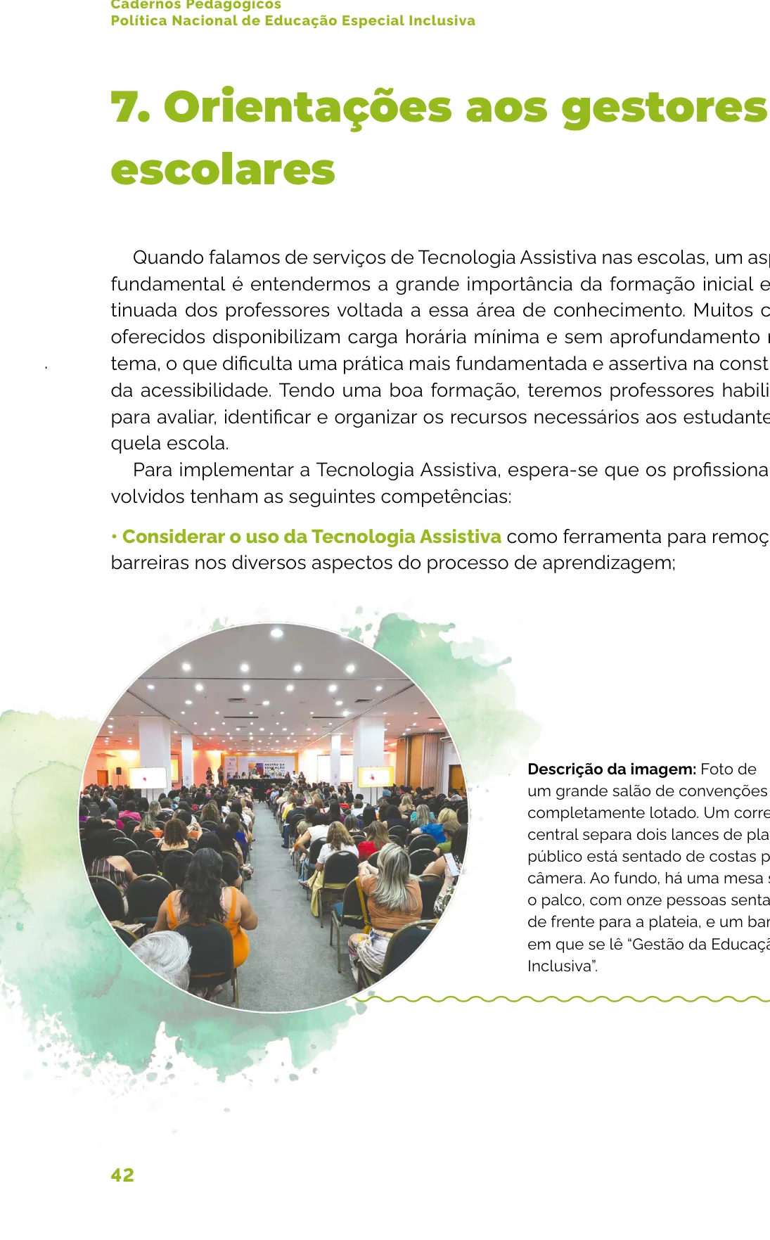 Fotografia de um grande salão de convenções lotado, com plateia voltada para o palco onde há um banner sobre Gestão da Educação Inclusiva