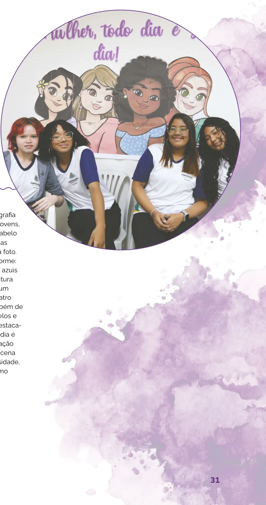 Fotografia de quatro adolescentes sentadas lado a lado em uniforme escolar, posando diante de um mural sobre valorização das mulheres