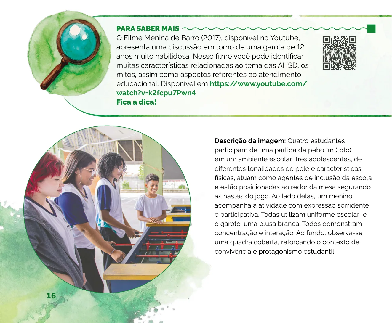 Fotografia de quatro estudantes participando de uma partida de pebolim (totó) em ambiente escolar
