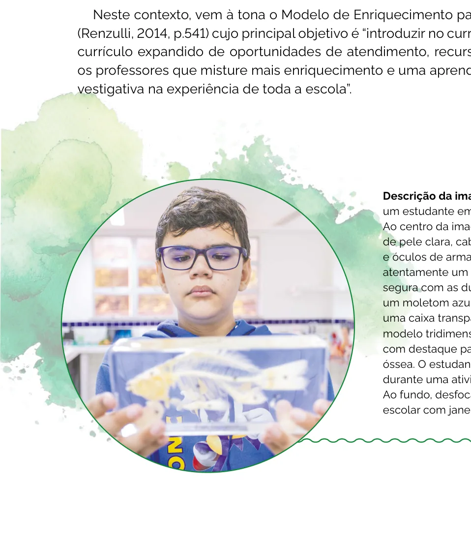 Fotografia de um estudante em ambiente escolar observando um modelo tridimensional de um peixe numa caixa transparente durante uma atividade de Ciências