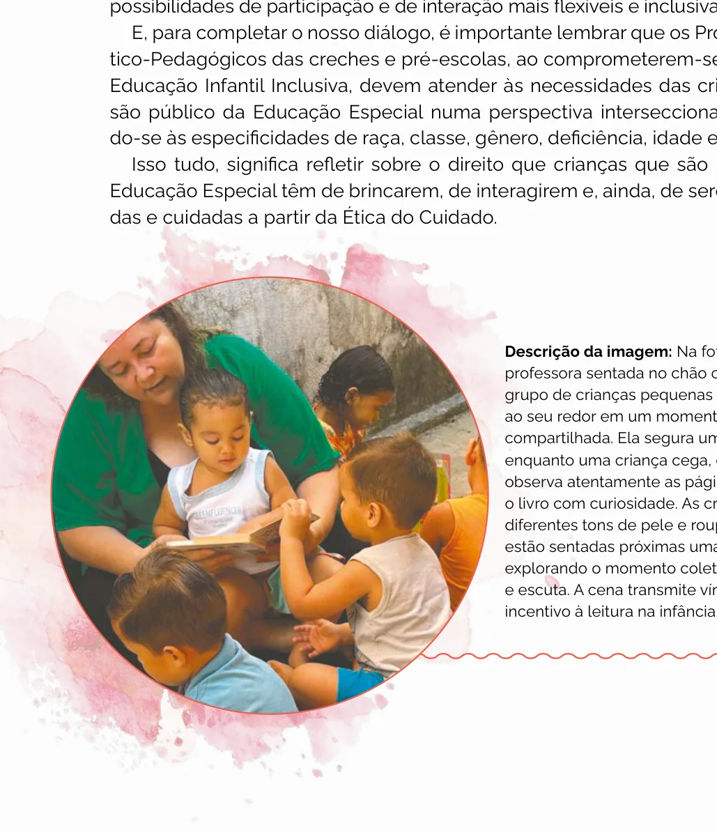 Professora sentada no chão com um grupo de crianças pequenas, segurando um livro aberto enquanto uma criança cega observa e toca as páginas