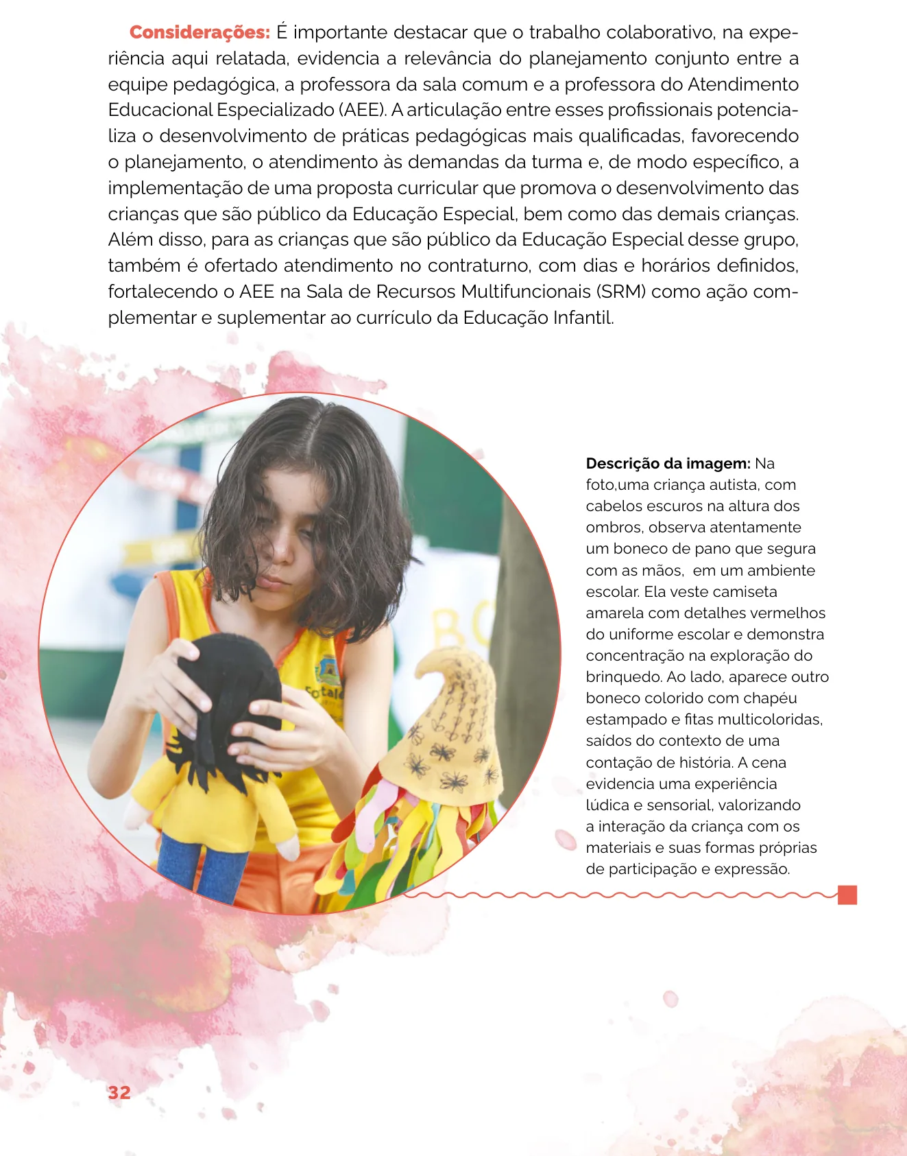 Criança autista observando atentamente um boneco de pano que segura com as mãos, em ambiente escolar