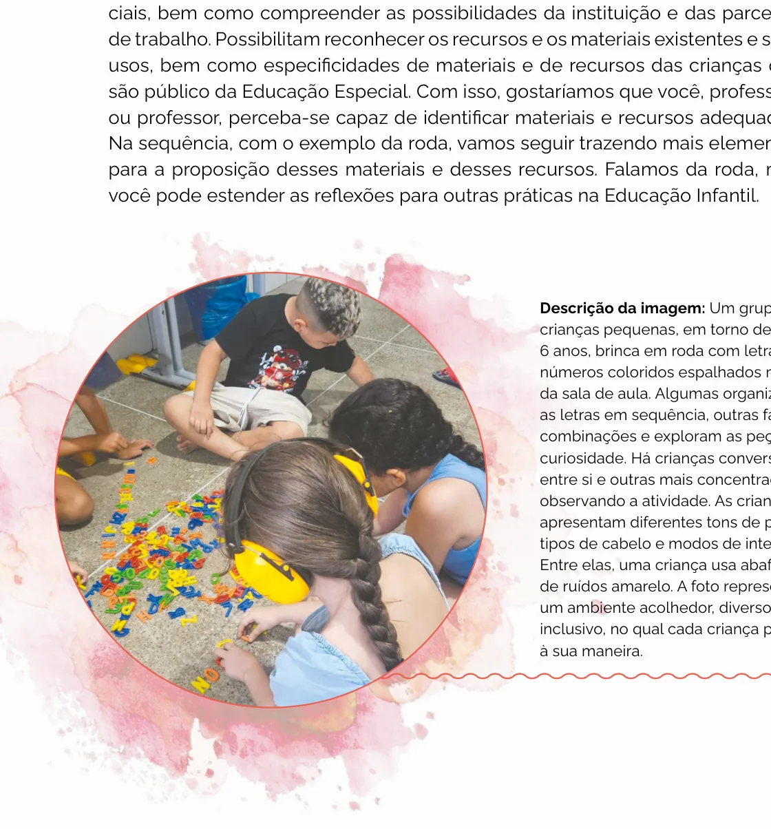 Grupo de crianças pequenas brincando em roda com letras e números coloridos espalhados no chão da sala