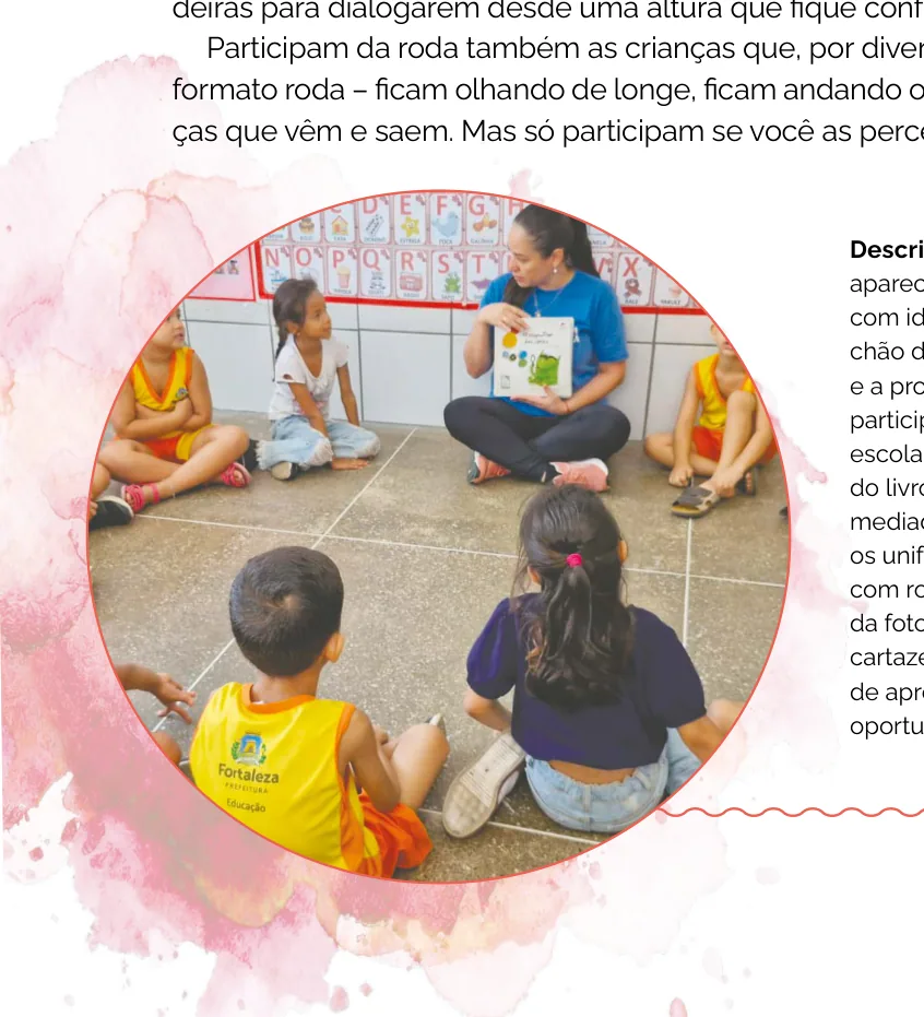 Roda de crianças sentadas no chão com a professora segurando um livro ilustrado, em momento de leitura na escola